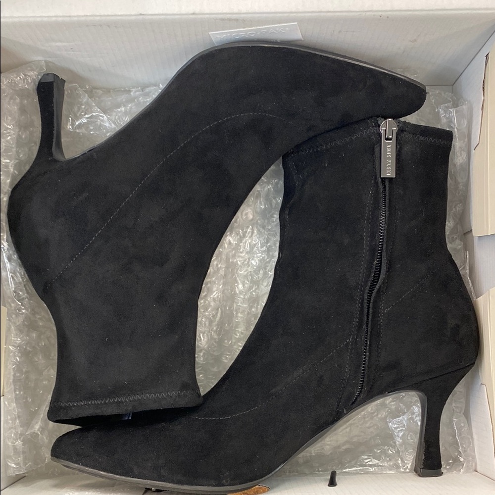Elegant Black Women's Boots gently worn one time
In great preowned condition